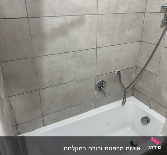 אמבטיה עם אריחים וברזים, עבודה בתחום האינסטלציה